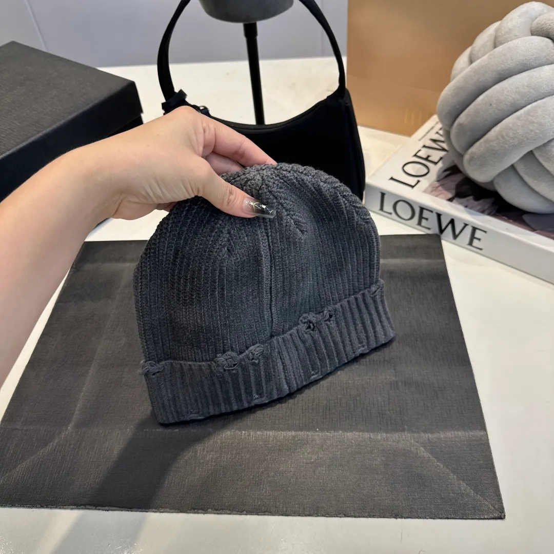 P60 Crow Heart Autumn and Winter Wool Knitted Beanie This must be the favorite of minimalism. It is clean, neat, fashionable and versatile, and will definitely not be picky about your face shape! A fashionable classic that lasts forever! Fashionable black and white can be purchased together